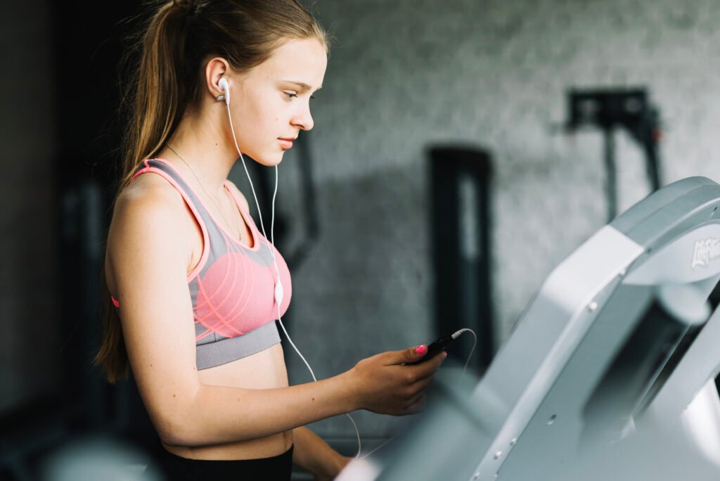 Vélo elliptique connecté avec application d’entraînement sur tablette