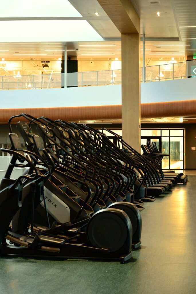 Vélo elliptique professionnel dans une salle de sport
