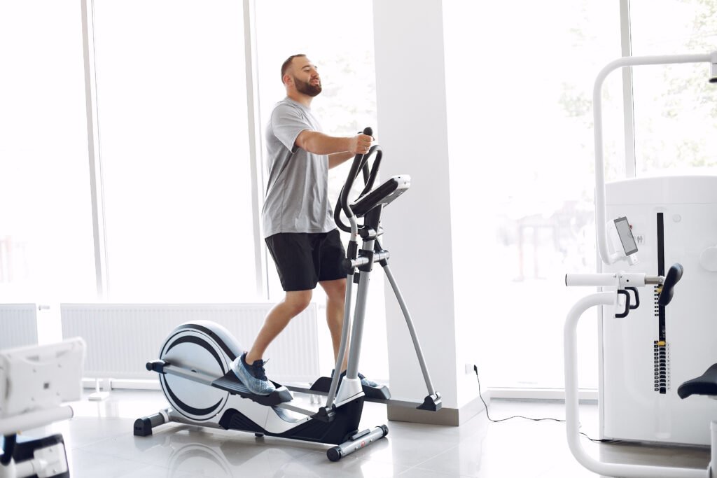 Volant d’inertie d’un vélo elliptique en gros plan
